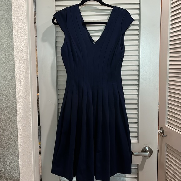 White House Black Market navy blue pleated skater dress lined sz 4 - Picture 3 of 9